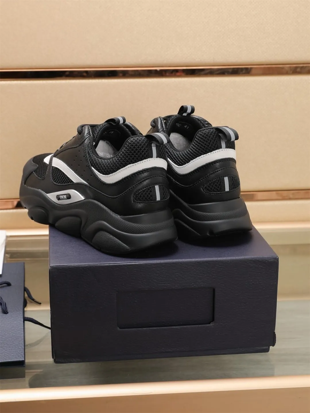 Men's shoes 💰P460💰【Dior】Dior✨ is online at the same time👏 This casual sneaker is a new product in the series and continues Di*r's classic style. The upper is made of original mesh and cow leather, with a two-color textured outsole, and the brand's iconic details on the rear collar and heel to enhance the style. Fashionable and versatile. Wear it with jeans or slacks for a casual look. Size: 38-44 (45 customized)